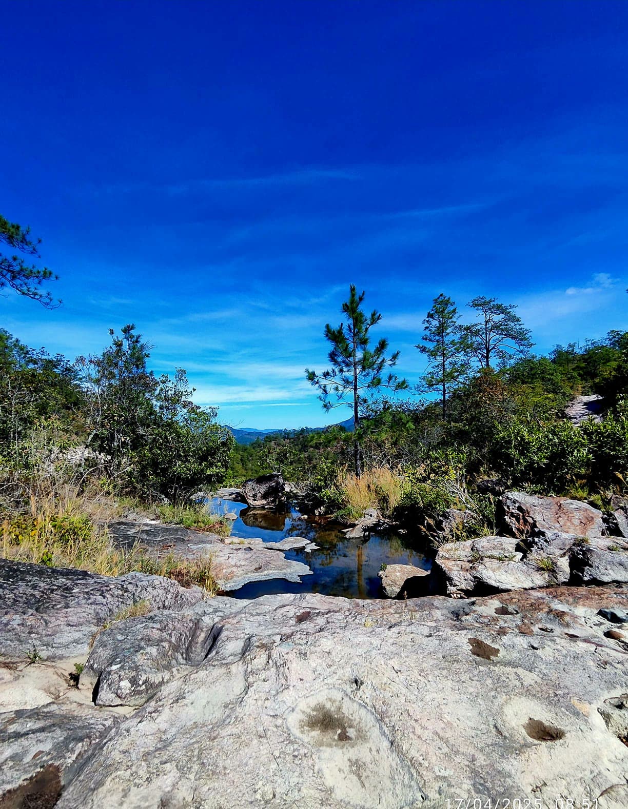 Pozas de agua cristalina entre rocas en Cascadas Barrancones